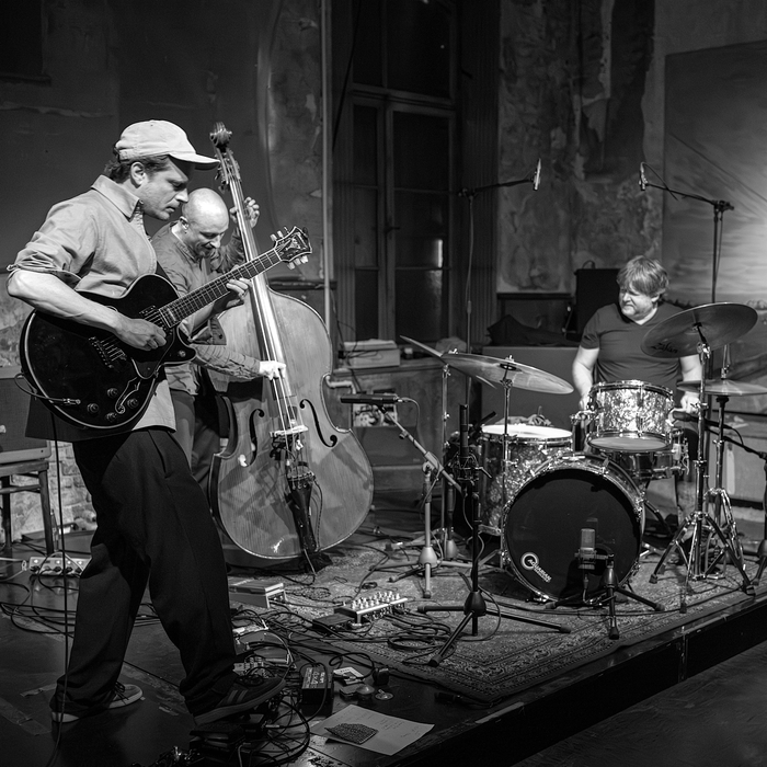 445: DAVE GISLER TRIO  with RAFFAELE BOSSARD and LIONEL FRIEDLI. The Flying Mega Doghouse – LIVE