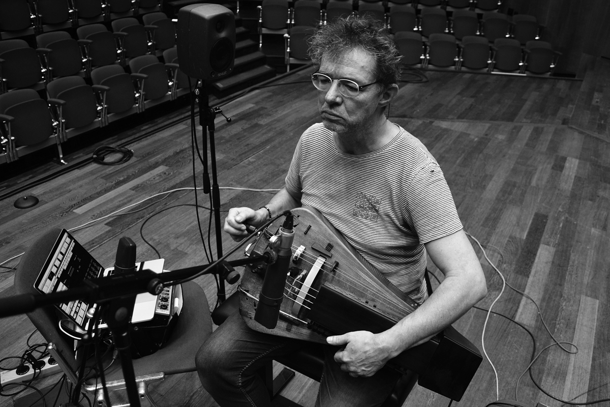 LUCAS NIGGLI – MATTHIAS LOIBNER
STILL STORM

Matthias Loibner: Hurdy-Gurdy, Electronics
Lucas Niggli: Drums, Percussion

Intakt CD 386 / 2022, photo by anja ilmaier